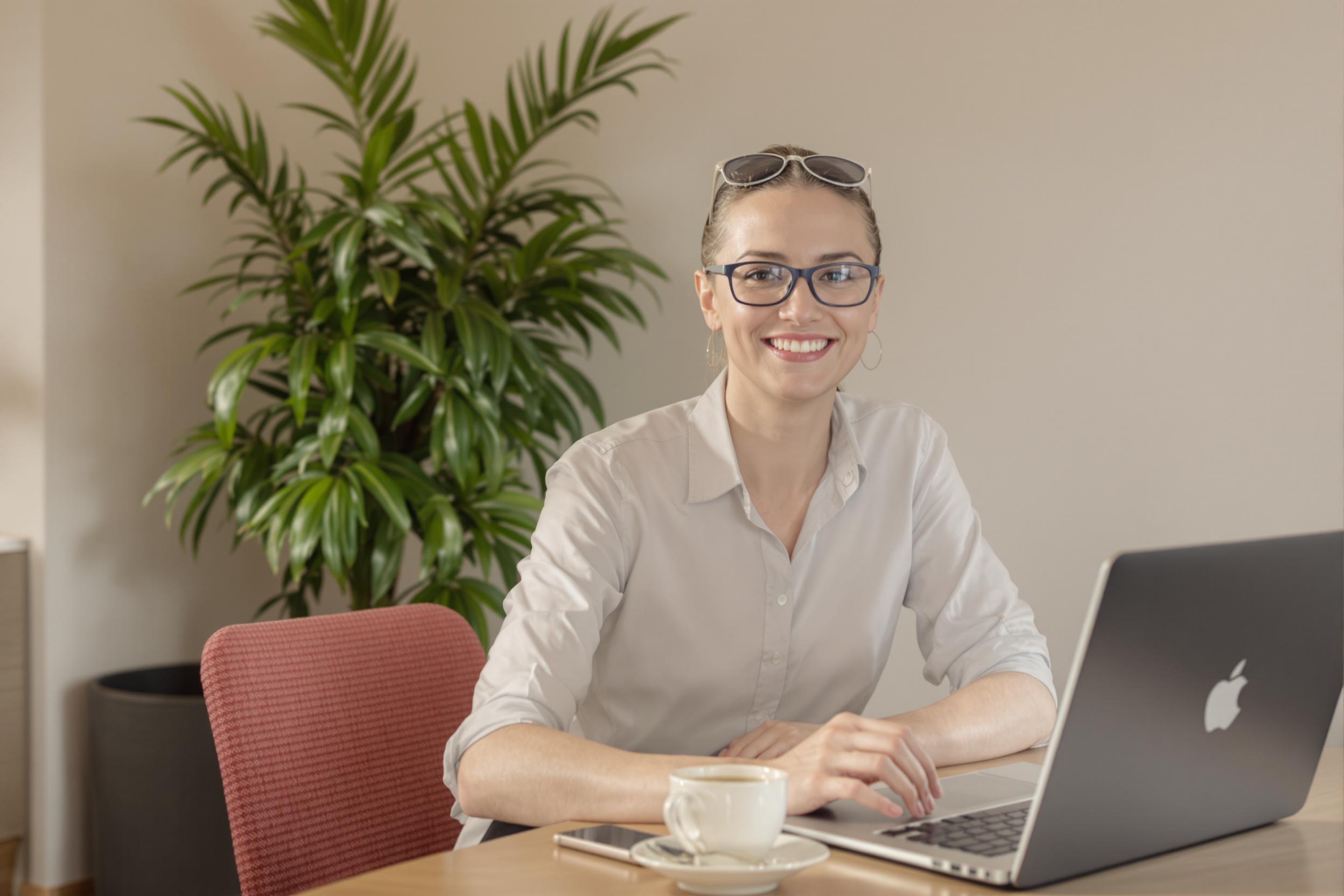 Agent souriant, lunettes, ambiance positive